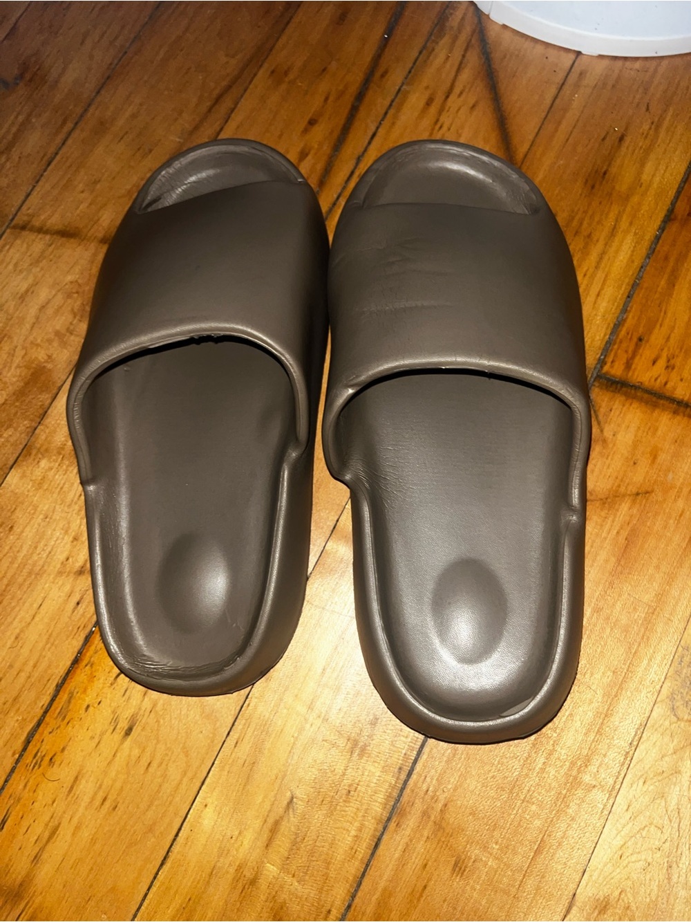 Minimal Foam Slide Sandals in Dark Brown